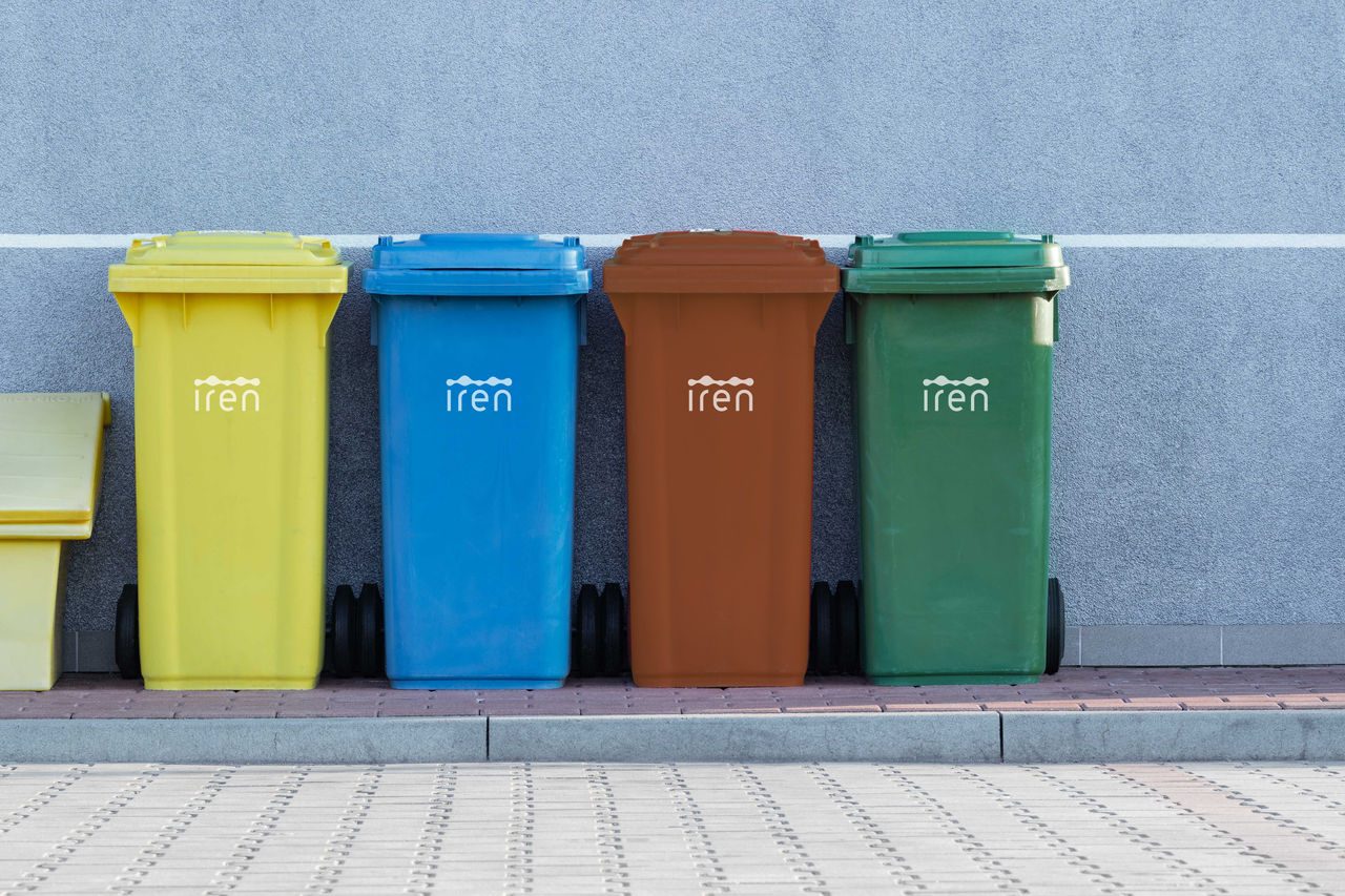 Bidoni per la differenziata colorati con il logo iren Bidoni per la differenziata colorati con il logo iren