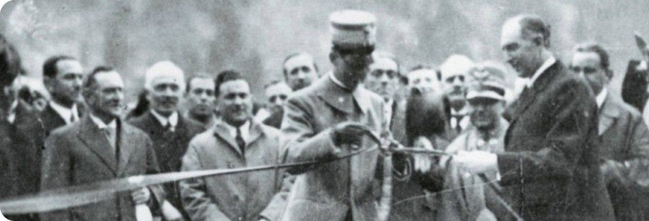 Fotografia storica Iren in cui sono presenti molte persone che osservano il taglio del nastro di una diga