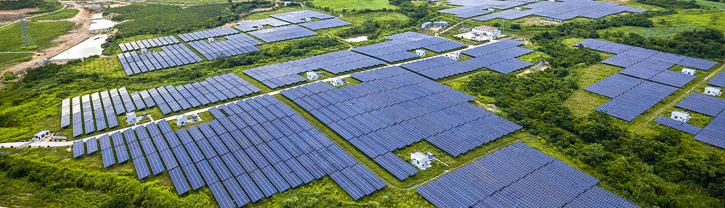 veduta dall'alto di impianti fotovoltaici su prato verde