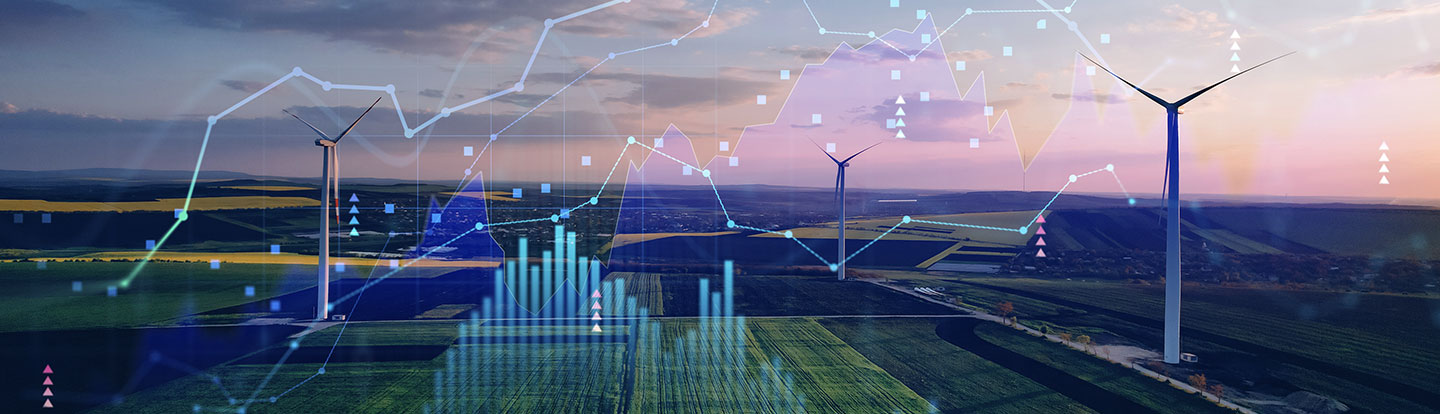 Paesaggio rurale con pale eoliche al tramonto, sovrapposto a grafici e dati digitali che rappresentano energia rinnovabile e innovazione tecnologica.