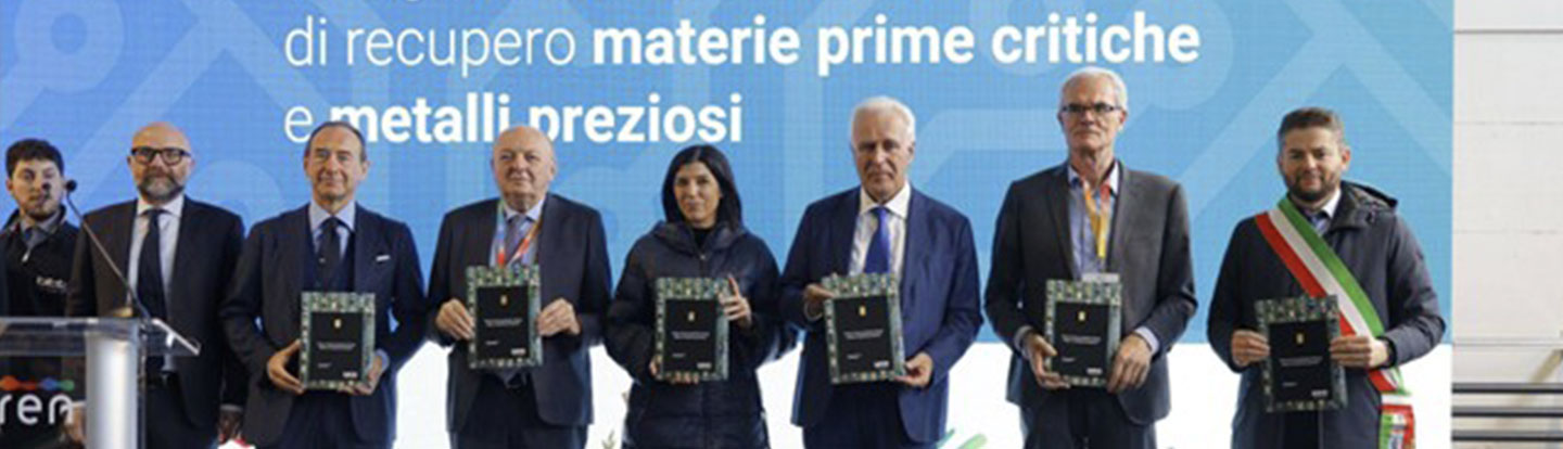 foto di gruppo dall'evento di inaugurazione del nuovo impianto per il trattamento dei RAEE di Iren a Terranuova Bracciolini