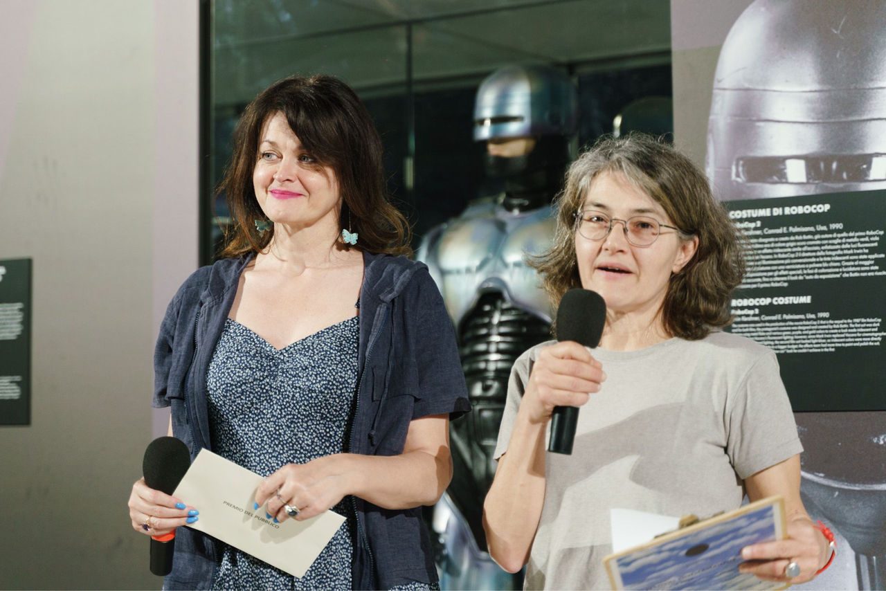 a sinistra la Presidente Amiat, Paola Bragantini, insieme a Lia Furxhi sulla destra