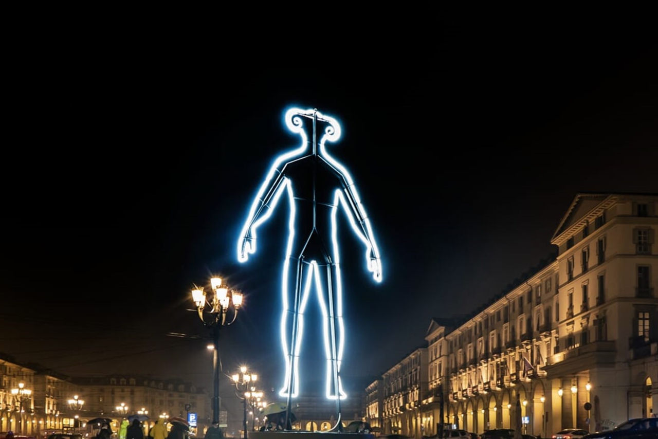 luminaria dalla sagoma di un uomo per le vie della città di Torino