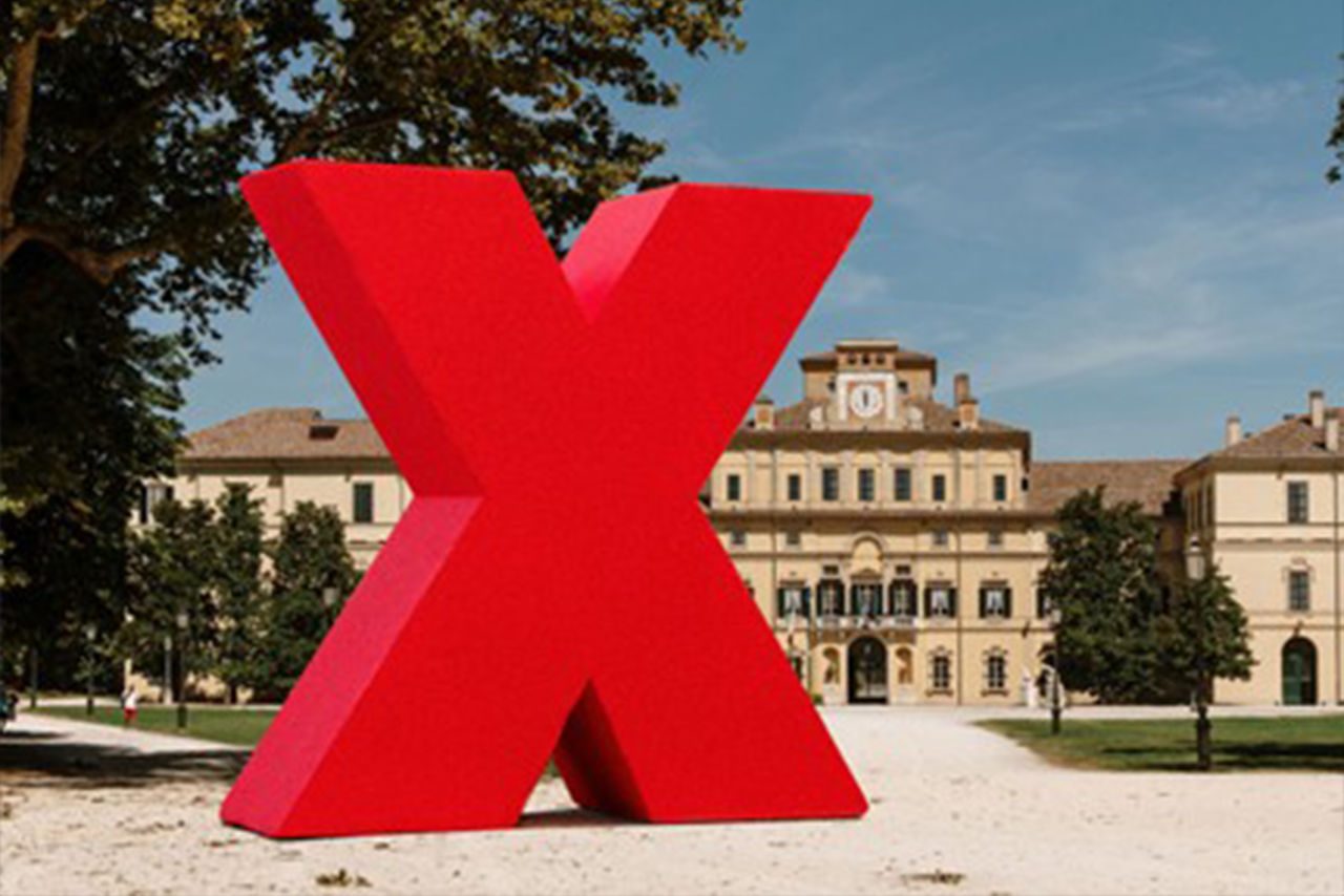 foto del monumento a forma di X del TEDx