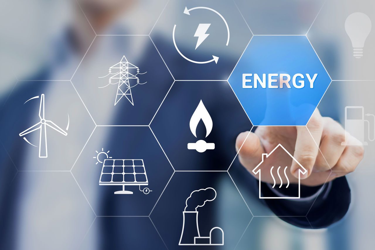 Rappresentazione digitale di un’interfaccia energetica con icone di fonti rinnovabili e tradizionali, come pale eoliche, pannelli solari e gas, con una mano che tocca l’opzione “Energy” evidenziata in blu.