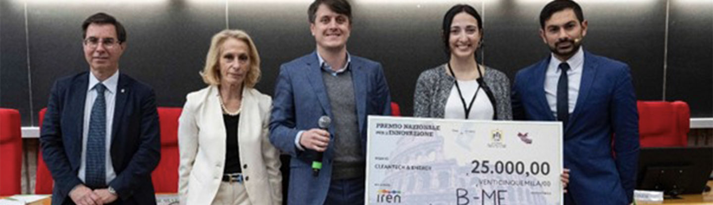 foto dell'assegnazione del premio Cleantech & Energy alla start-up B-ME, con i rappresentanti di Iren e di B-ME che sorridono