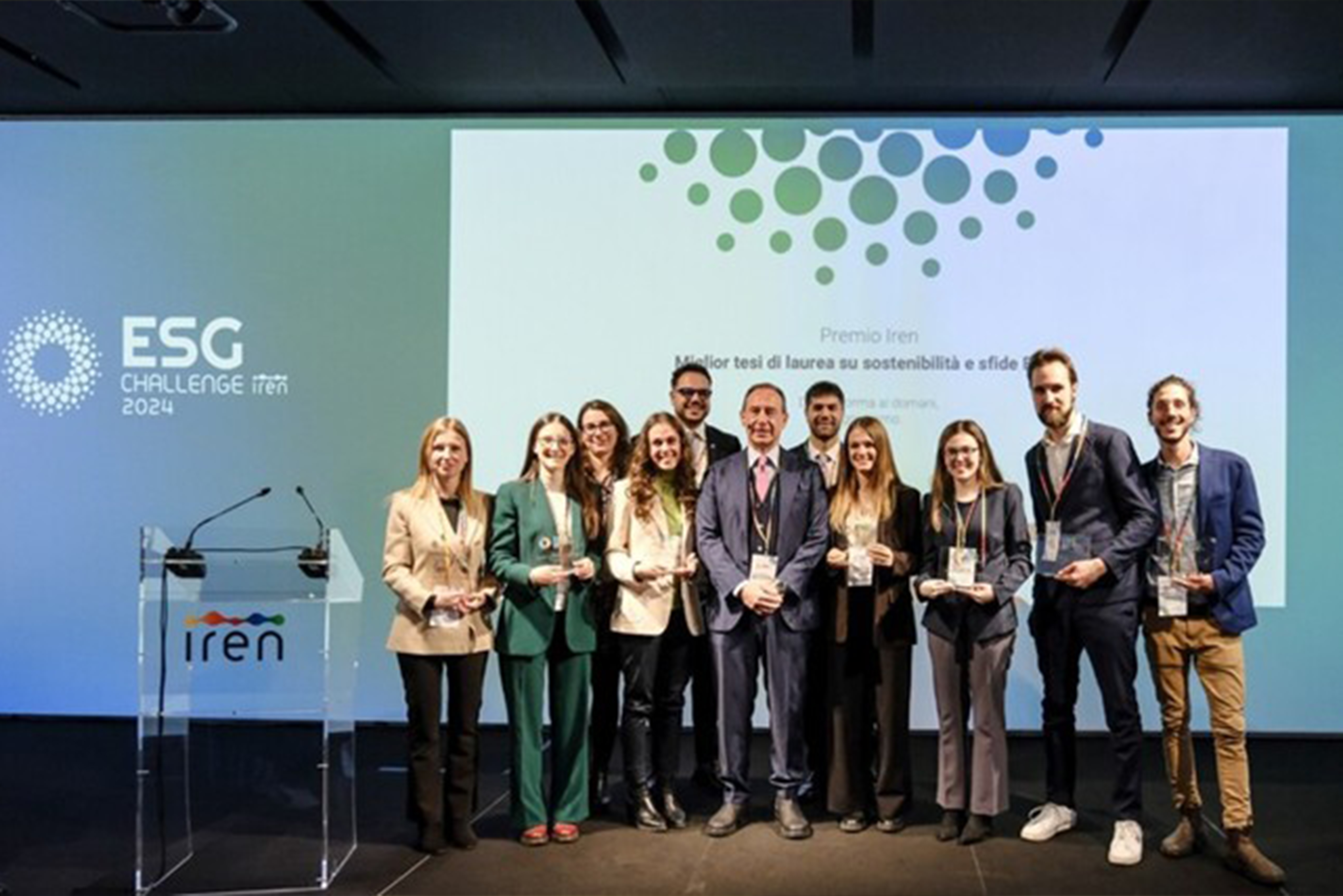 foto di Luca Dal Fabbro e dei 10 vincitori del premio ESG Challenge 2024 dal palco dell'evento