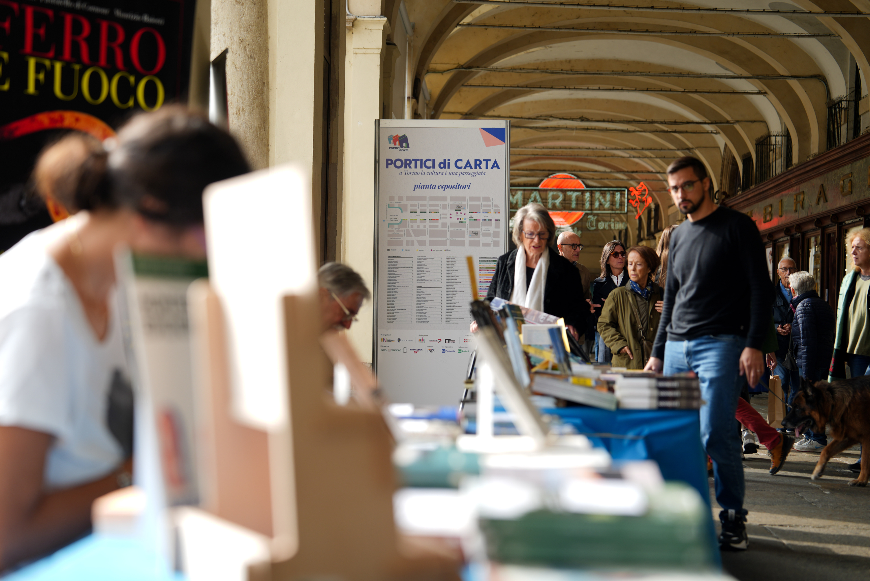 persone mentre passeggiano all'evento sotto i portici di Torino