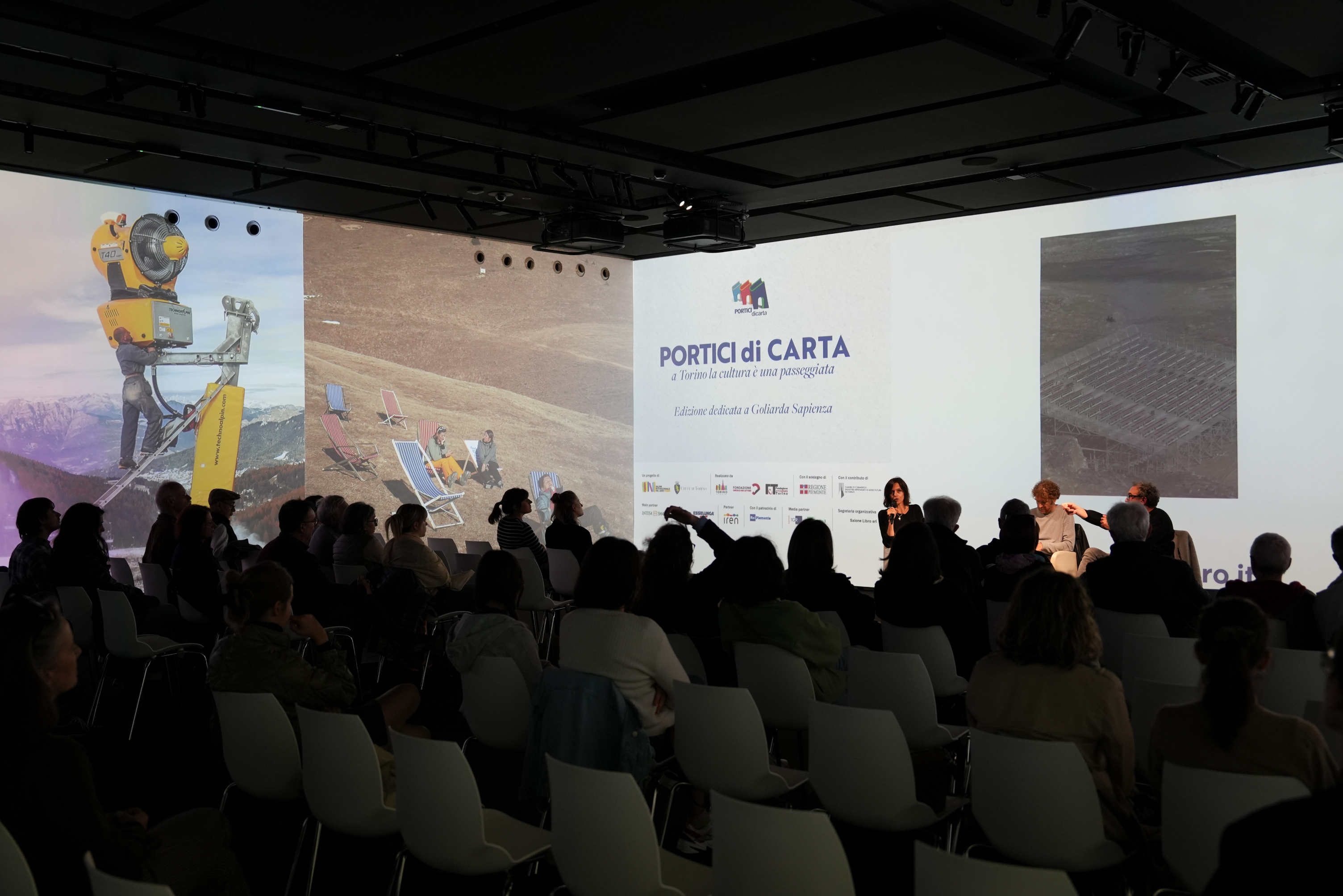 sala con persone dentro durante un'intervento a Portici di carta 