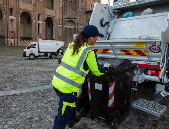 operatore ecologico con mezzo raccolta rifiuti