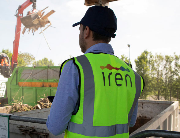 operaio iren di spalle all'interno di un impianto di riciclo