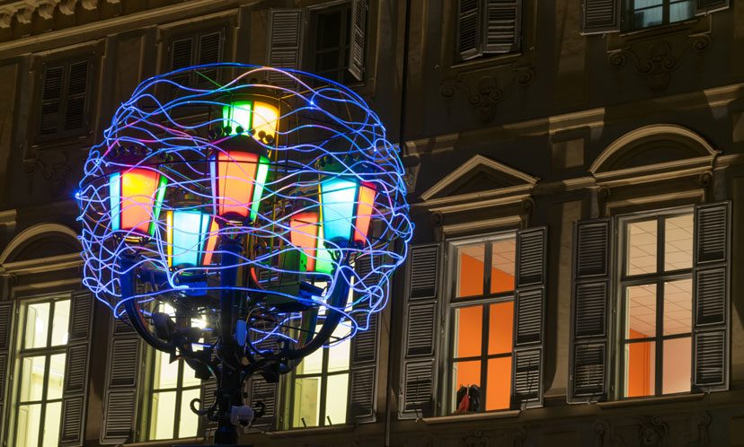 Illuminazione pubblica di lampioni colorati