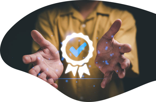 Immagine con una persona che tra le mani fa comparire l'icona di un certificato raggiunto