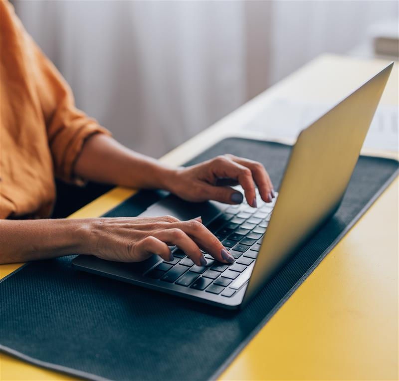 utente che svolge operazioni al pc